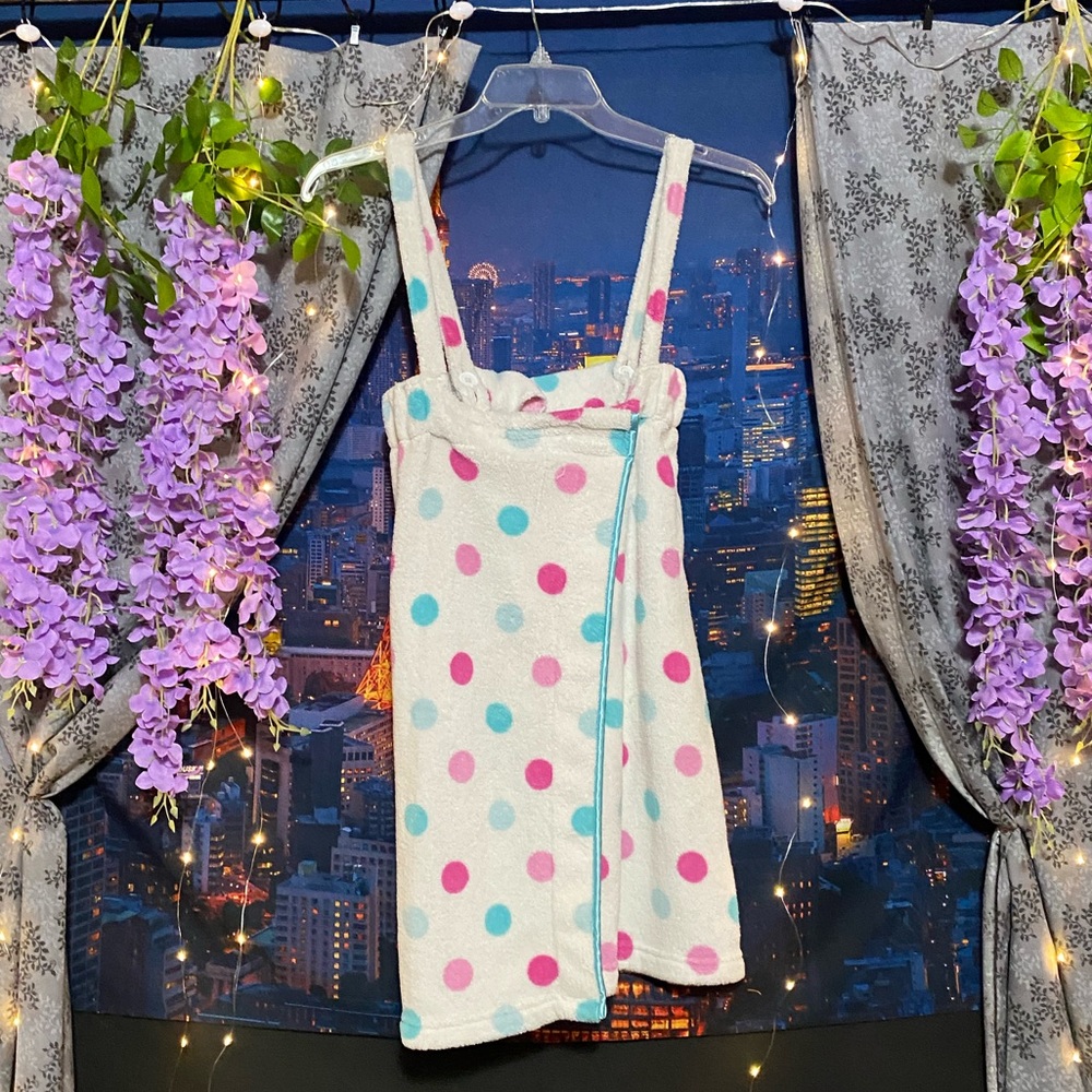 adjustable velcro chest closure after bath towel/dress